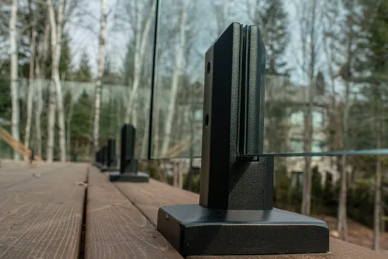 Modern Frameless Glass Railing Spigot with Tempered Glass Clamp