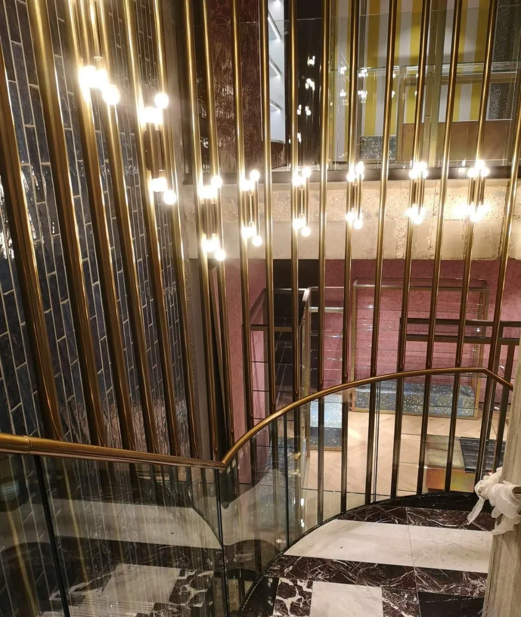 European Style Cast Iron Escaliers Glass Railing Stair Handrail with Laminated Glass