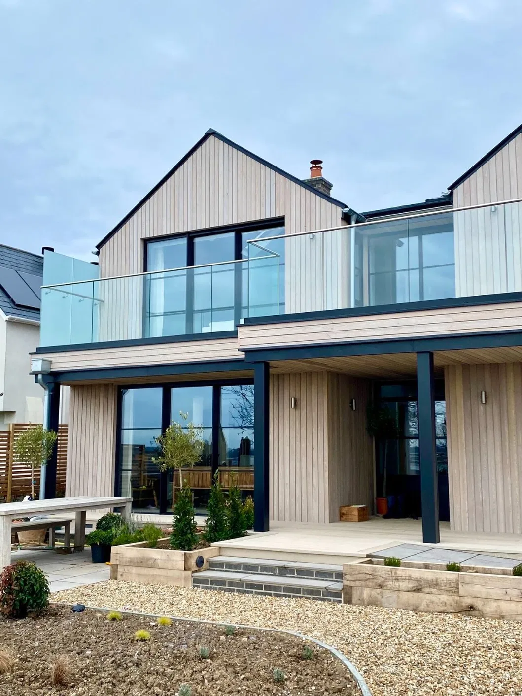 Semi-Frameless Balustrades with Round Post in Round Square Double Slot Pipe